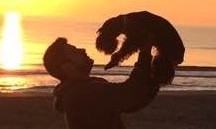 Santi con una frase motivadora en la pared