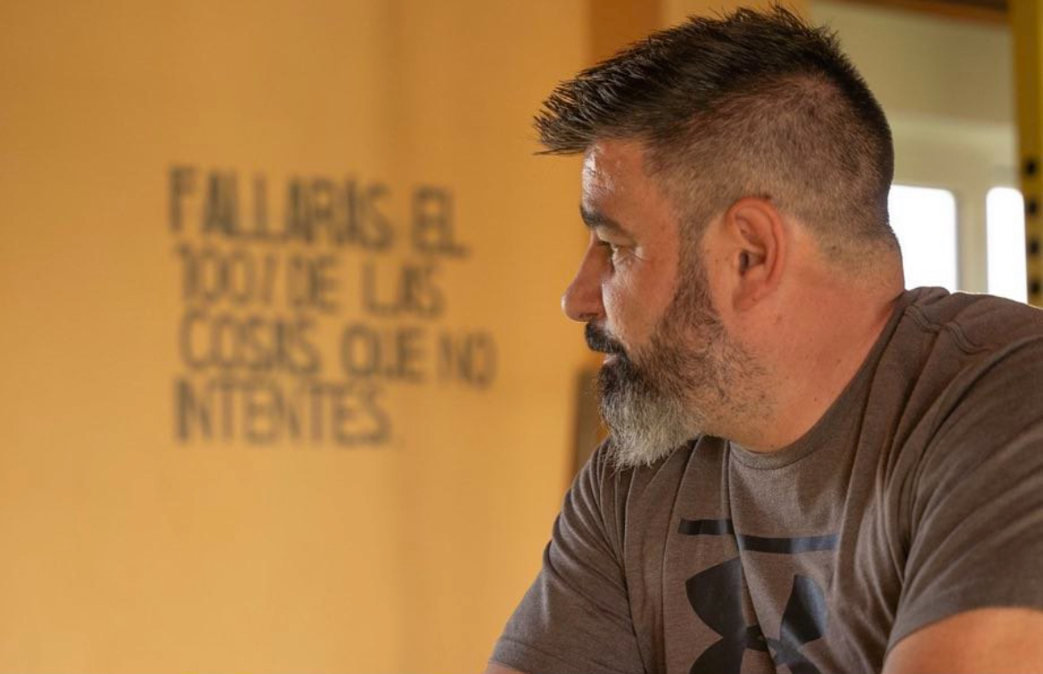 Santi practicando pesas