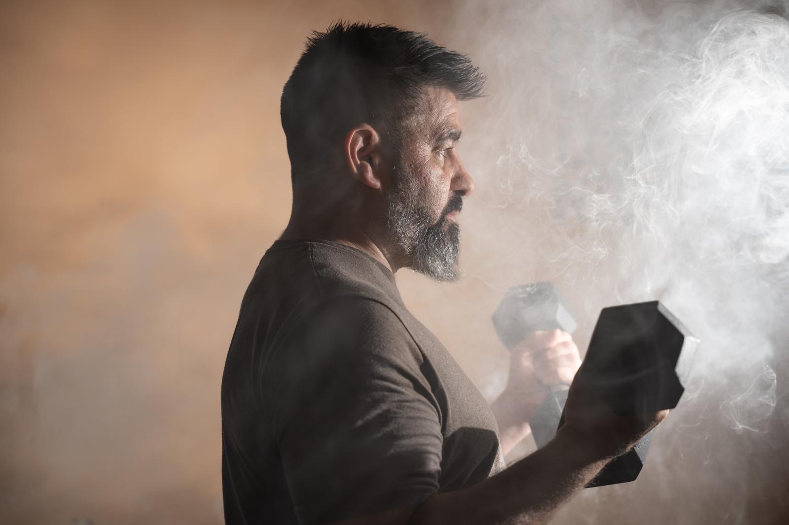 Santi con una frase motivadora en la pared